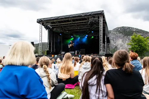Utekonsert i Treungen med Odd Nordstoga. (Foto: Styrk Fjærtoft)